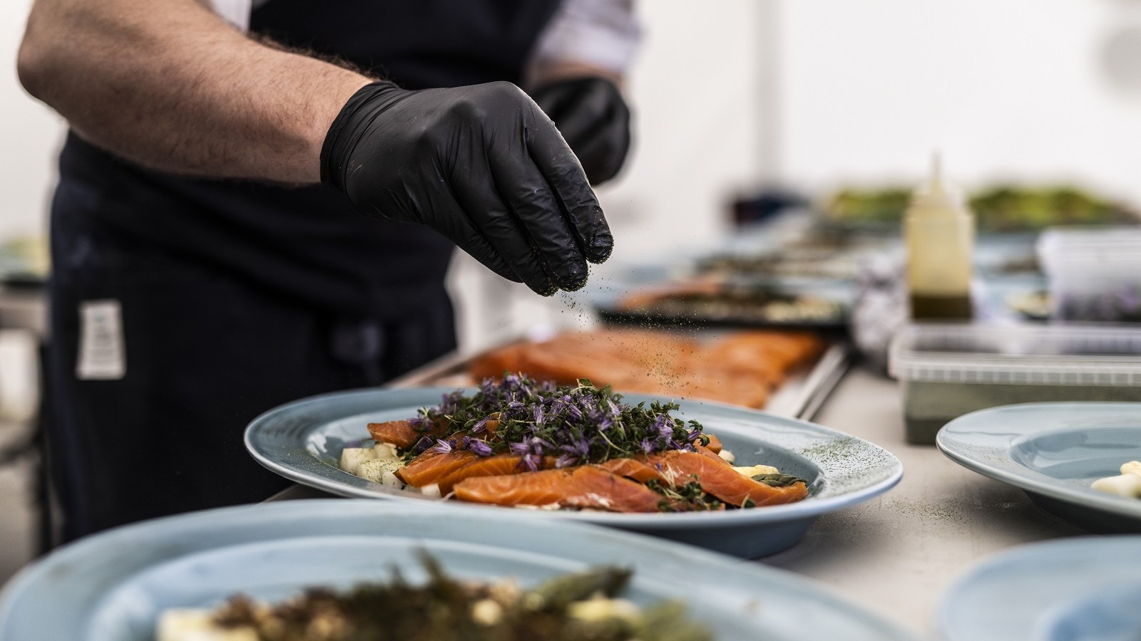 Koldrøget ørred med friske asparges var et stort hit, da Økologisk Landsforening inviterede til langbordsfrokost ved Øko-markdag, og Birte Brorson er sikker på, at der er et marked for de økologiske ørreder