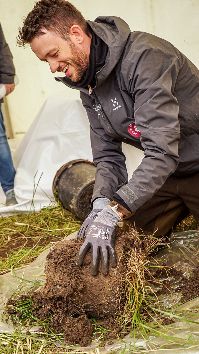 Casper Laursen fra Innovationscenter for Økologisk Landbrug mener, at man bør forske mere i sundhedseffekterne ved forurening med mikroplast