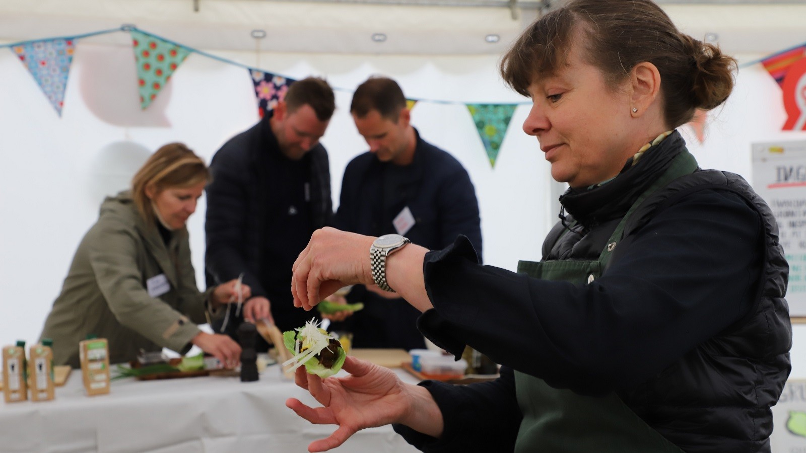 Rikke Grønning laver en snack af grøntsager
