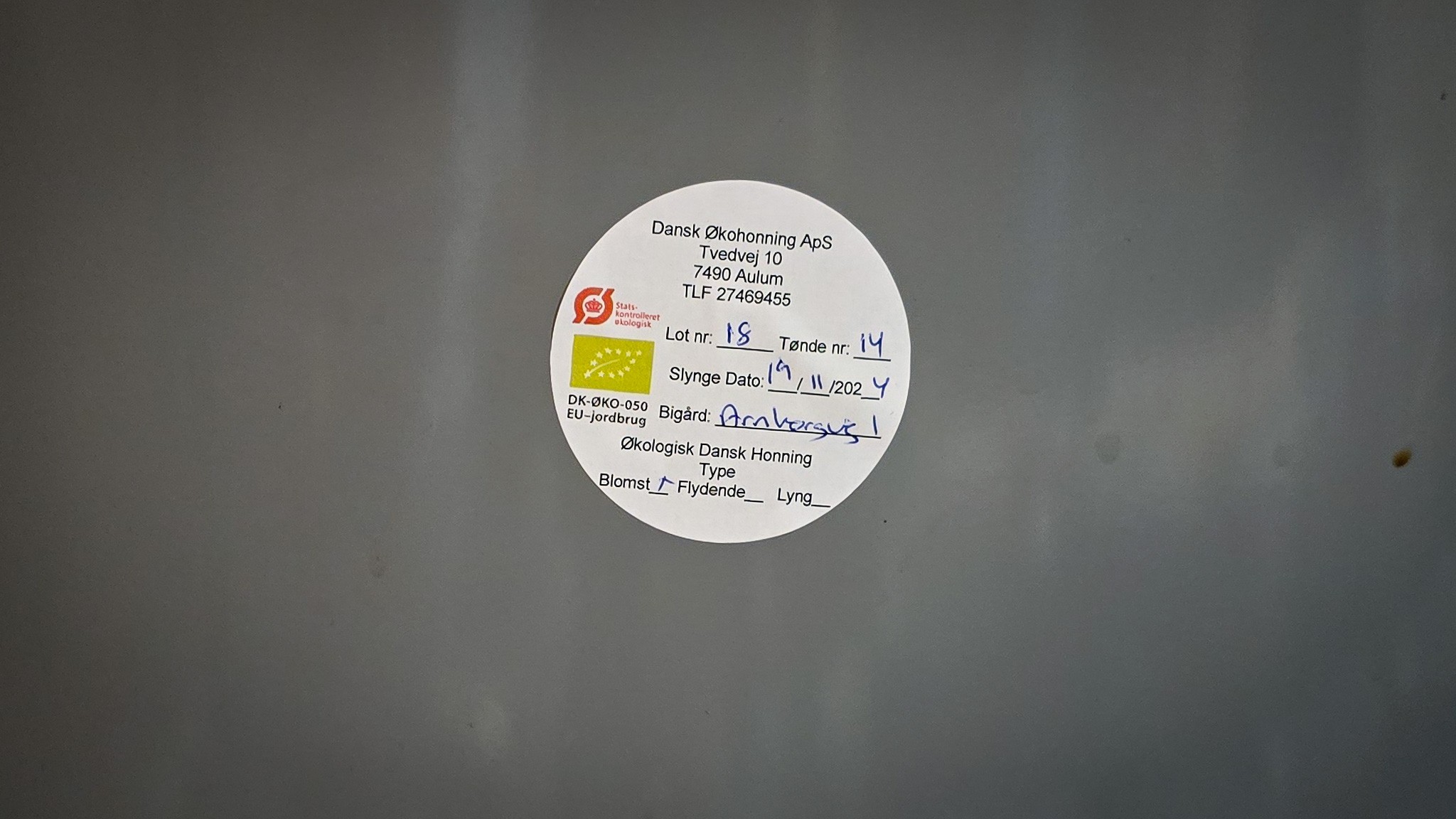 Økologisk honning i tønderne med nok til op mod 10.000 glas får nu økomærket fjernet