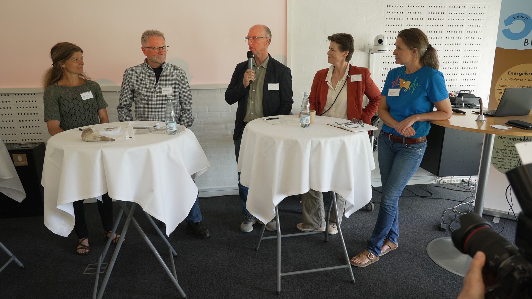 De fem landbrugere Karoline Nolsø Aaen, Karl Henning Mikkelsen, Niels Hansen, Anne Sophie Gamborg og Lene Fløe Møller fortæller om hver deres måde at drive regenerativt landbrug på