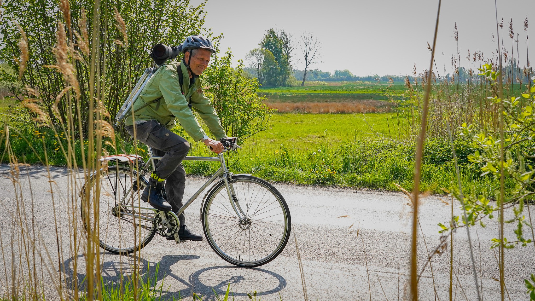 Niels Andersen cykler mellem de punkter, hvor han år efter år har lavet sine fugleoptællinger