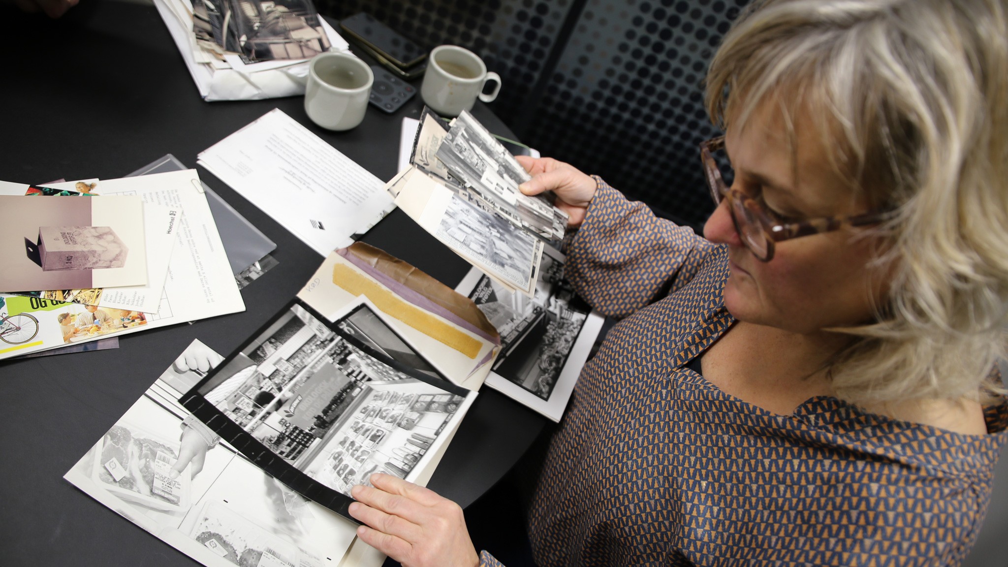 Museumsinspektør Bettina Buhl har fokus rettet mod billeder, der repræsenterer, hvad man lagde vægt på med hensyn til afsætning og markedsføring