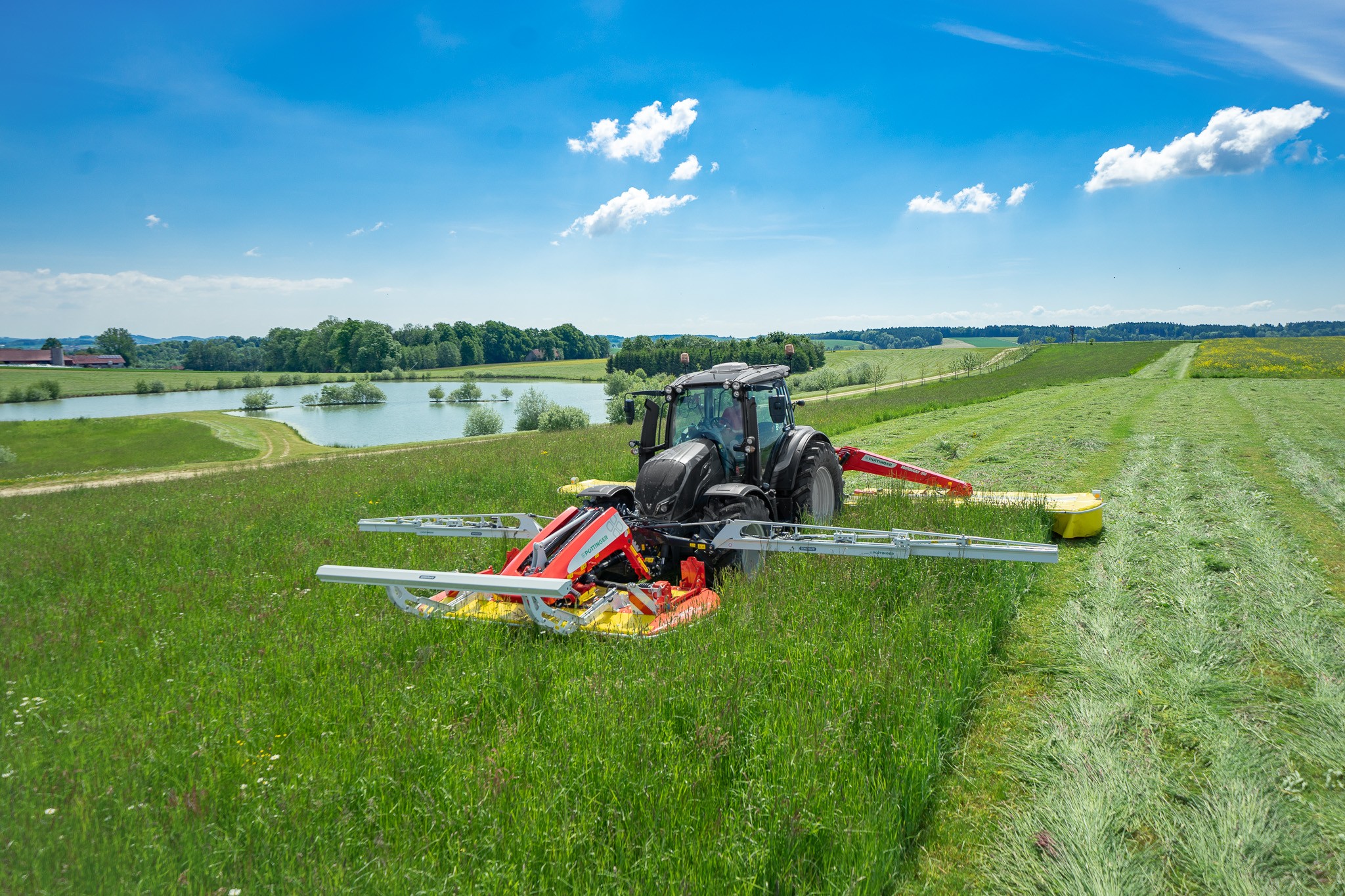 To bomme monteret på en traktor scanner græsset for levende dyr og stopper automatisk traktoren, hvis der ligger et dyr