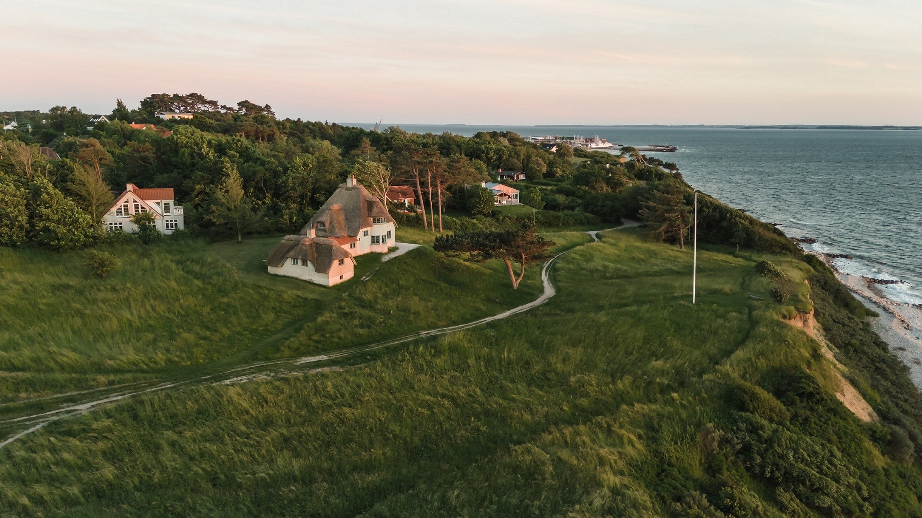 Luftfoto af Knud Rasmussens hus ved kysten