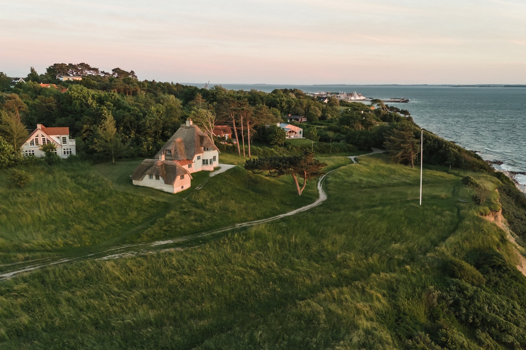 Luftfoto af Knud Rasmussens hus ved kysten
