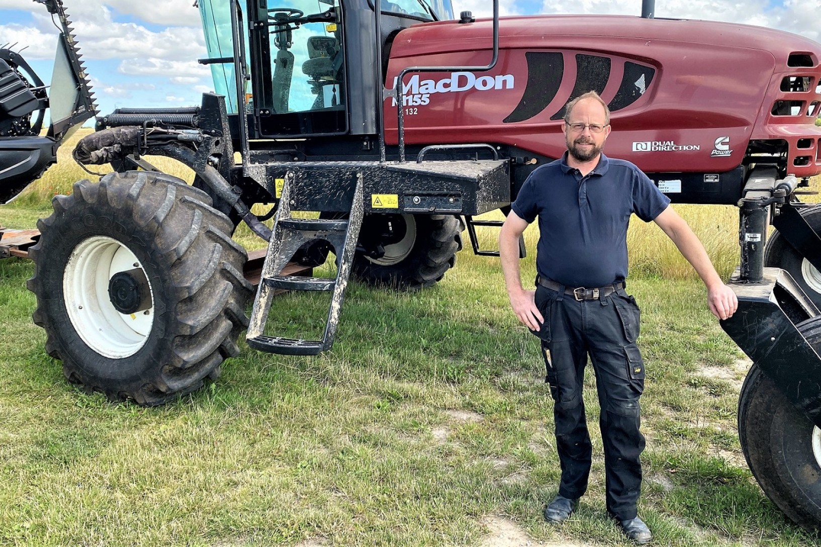 Christian Larsen står foran sin traktor