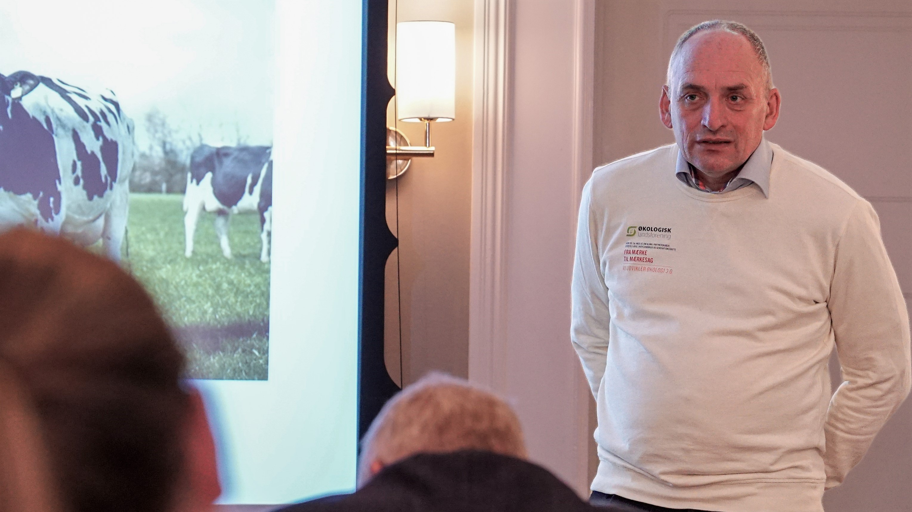 Finn Tang ærgrer sig over, at Arla vil producere mindre økologisk mælk, men tror på et comeback for den økologiske mælkeproduktion
