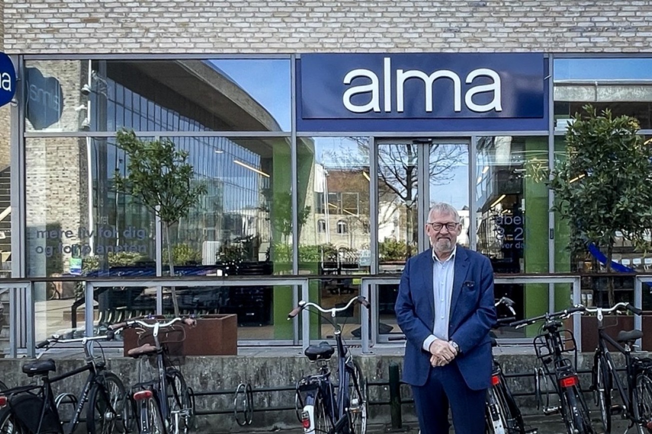 Alfred Josefsen foran den første Alma butik