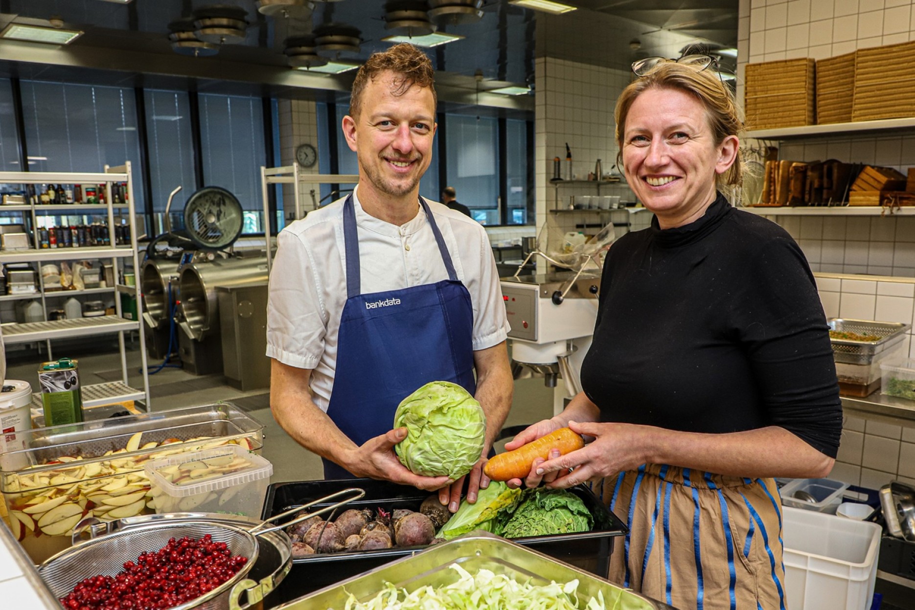 Kok anretter tallerkener med en forret med stegt gulerødder af sorten od af sorten chanteney red cored