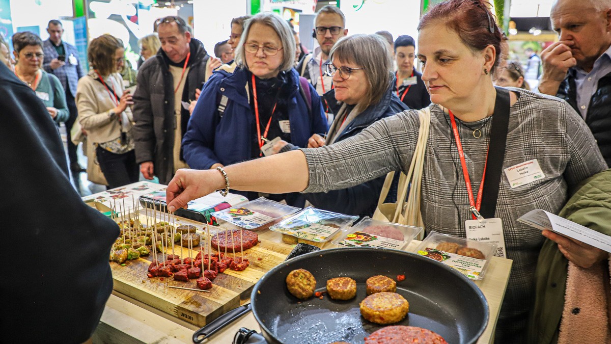 Animalsk kød måtte de tyske køkkenprofessionelle kigge langt efter på den danske stand, hvor PerfectSeason bød på friskstegte dilddeller og rødbebøffer