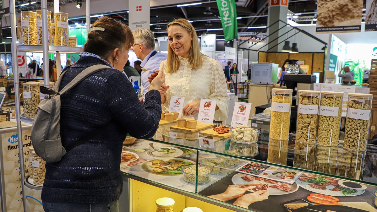 Nikka Sig Kristensen, direktør for Organic Plant Protein fortæller at omsætningen stiger, men hun forventer at der vil gå yderligere to-tre år, før selskabet sælger så meget tekstureret planteprotein, at de røde regnskabstal skifter til sort