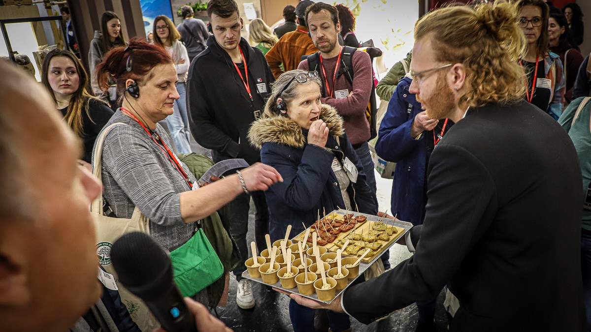 De tyske gæster var meget overraskede over, hvor meget både smag og konsistens lignede rigtigt kød, da de besøgte Organic Plant Foods stand