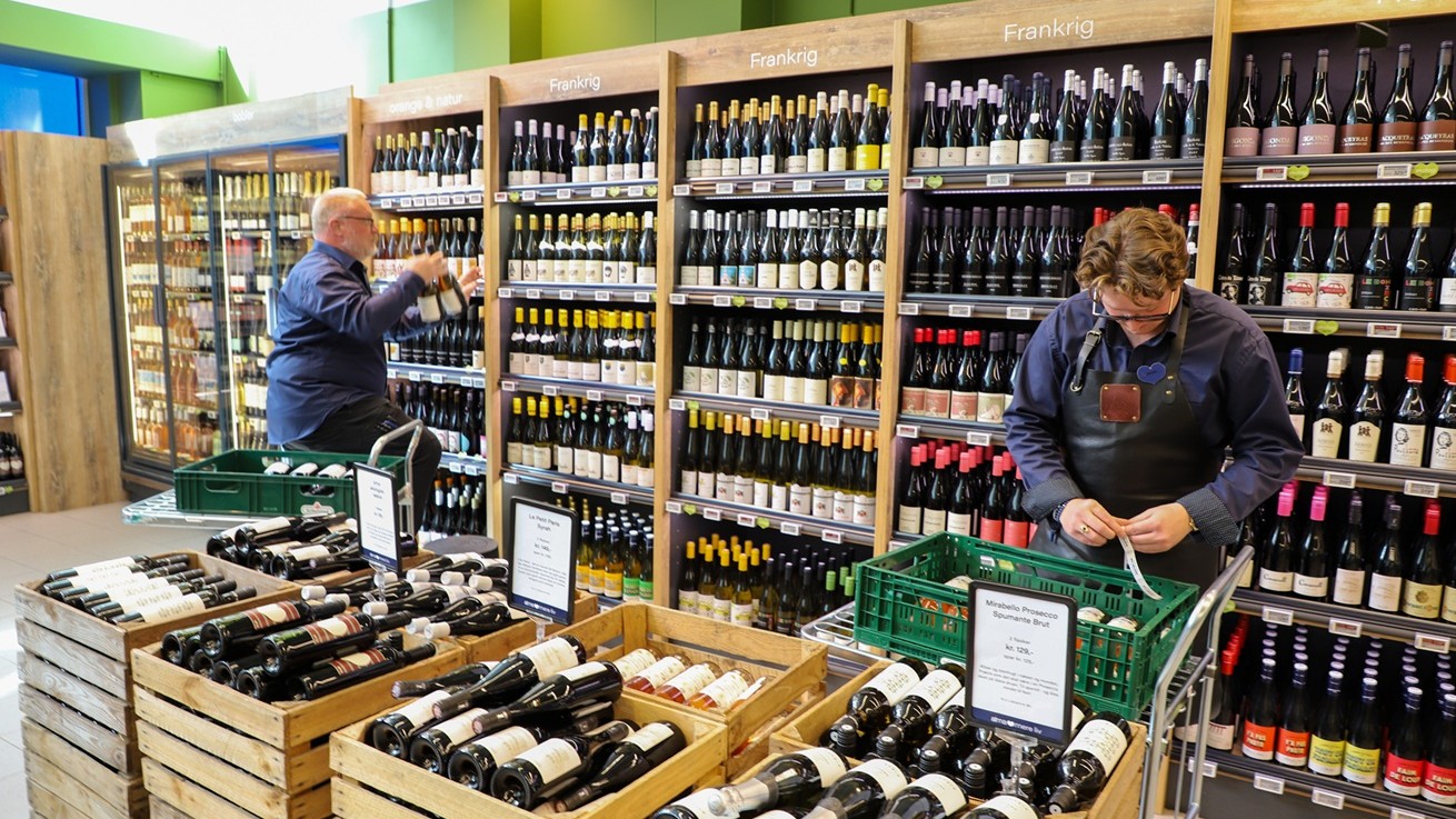 Som led i bestræbelserne på at øge omsætningen i Alma, lancerer kædens to butikker nu flere hverdagsvine til lavere priser