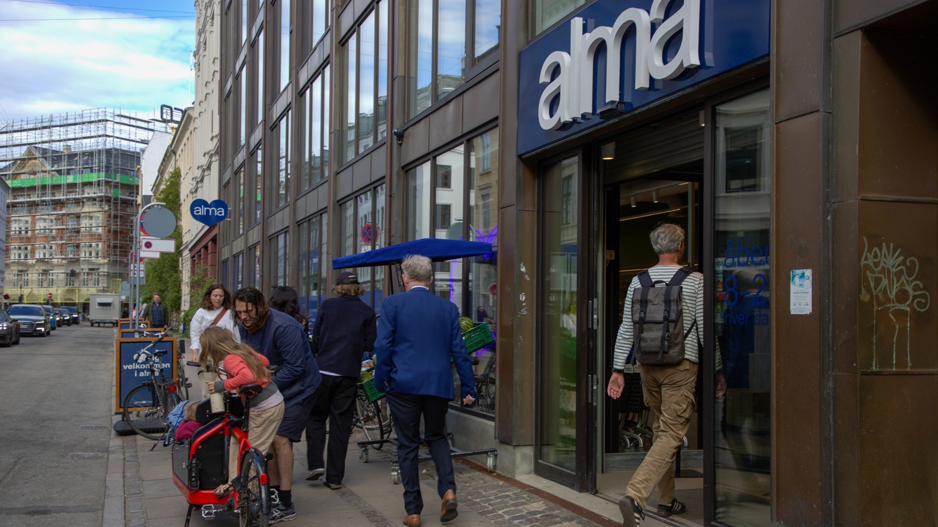 Kunder er på vej ind i Alma