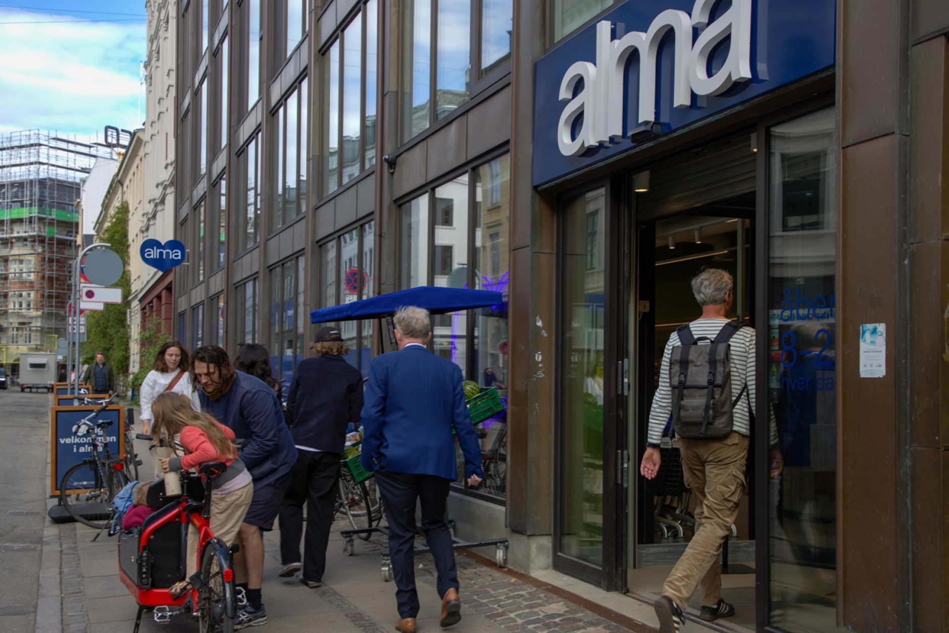 Kunder er på vej ind i Alma