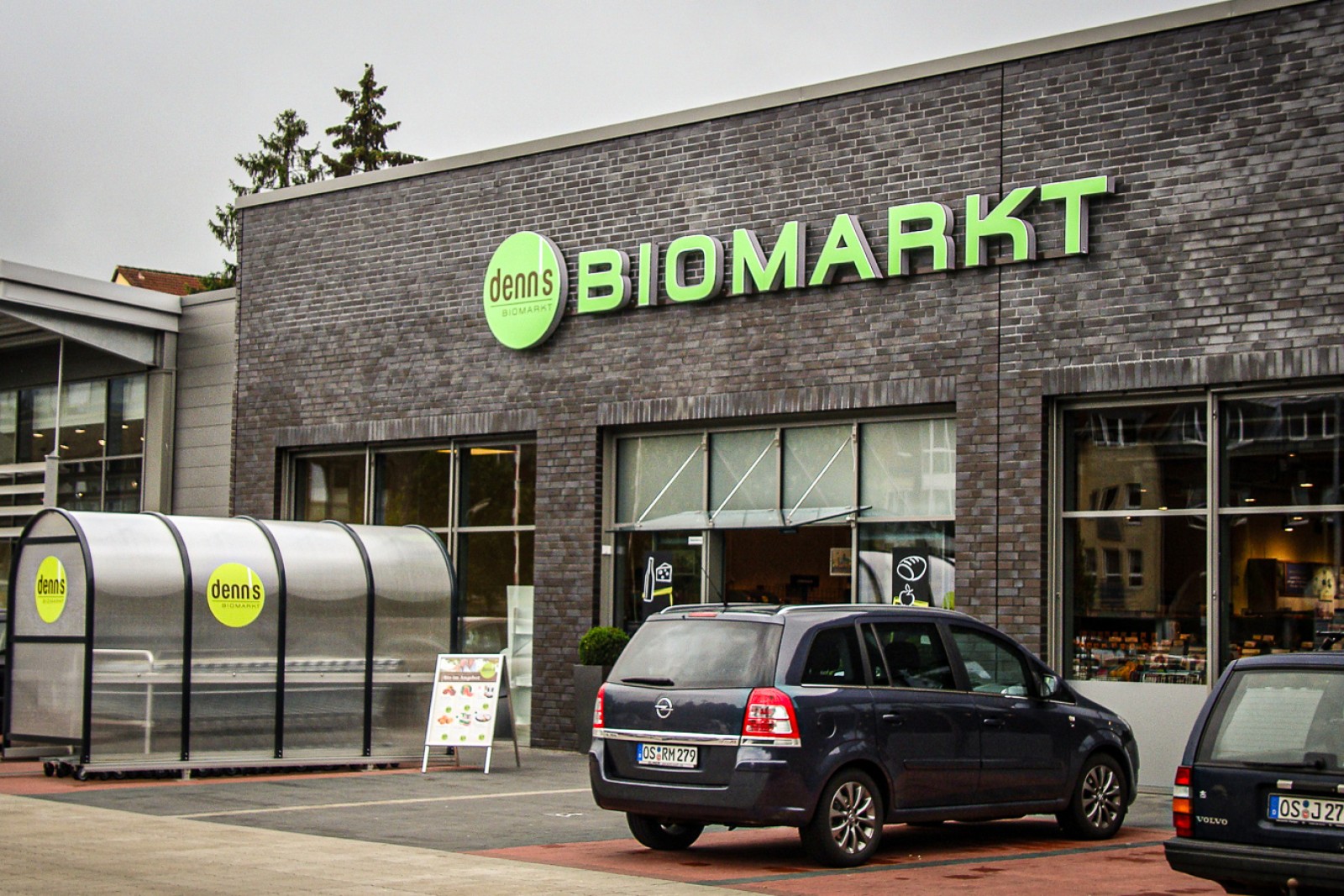 Et billede af facaden til en Denns Biomarkt-butik