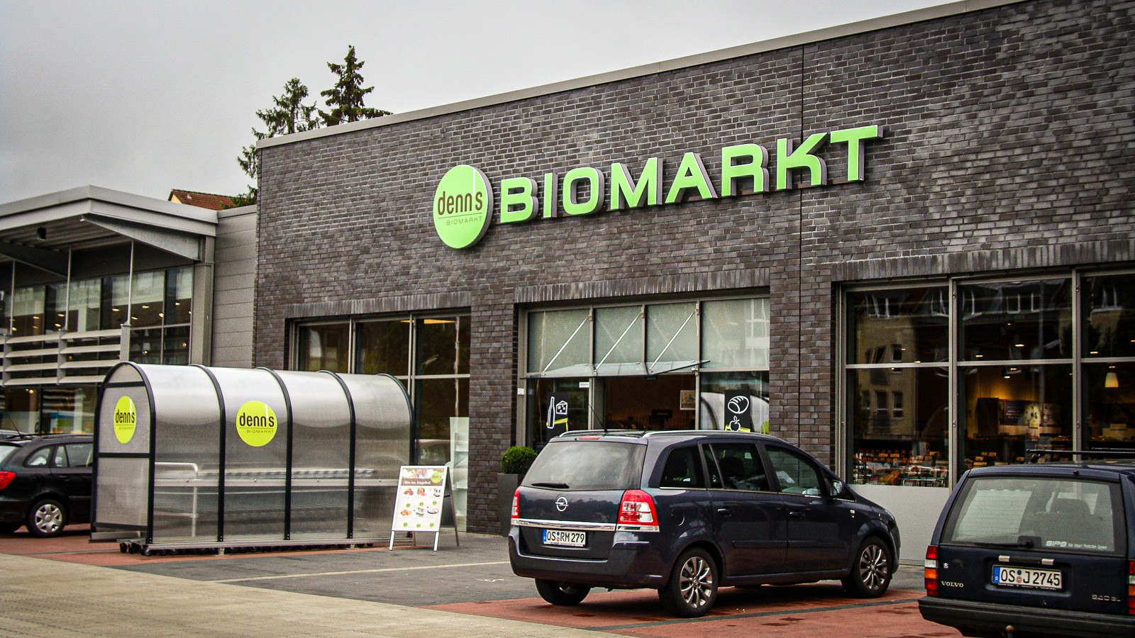 Et billede af facaden til en Denns Biomarkt-butik