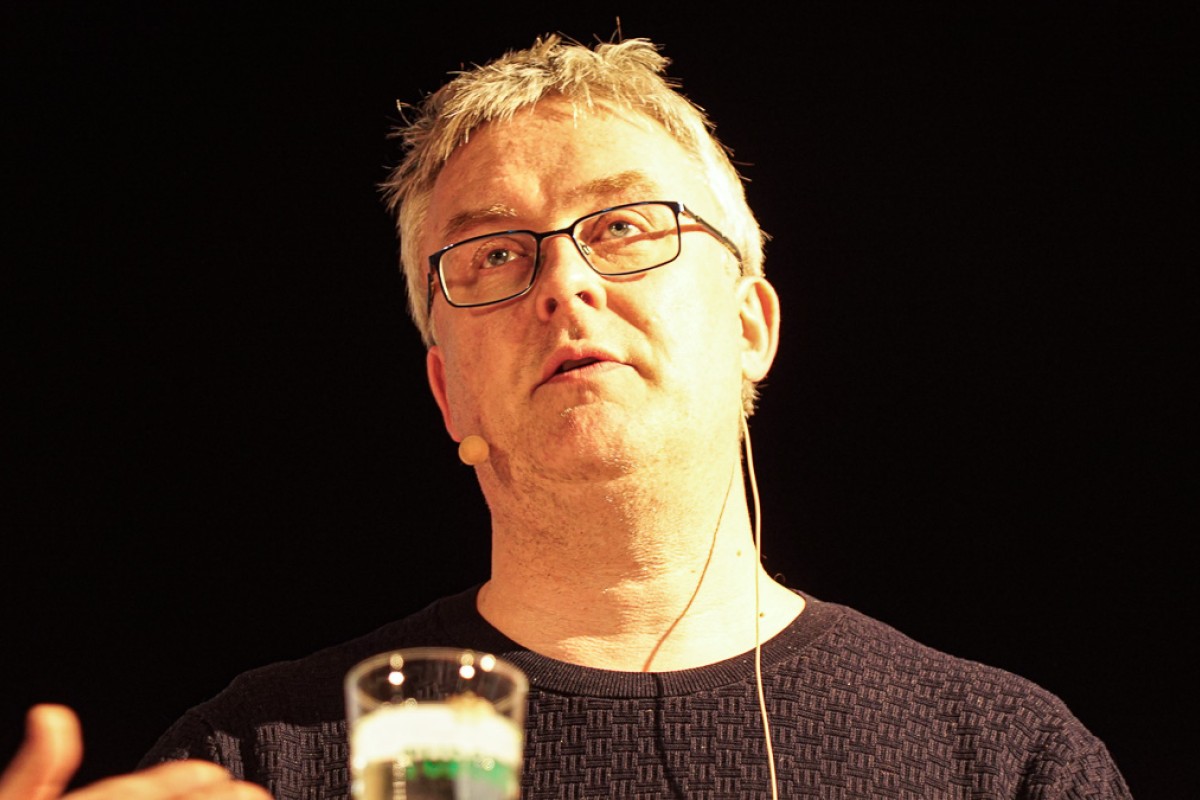 Jacob Jensen står på podiet og taler