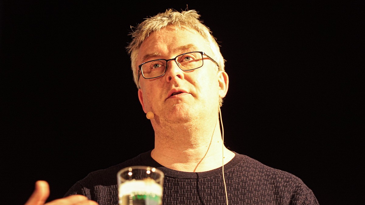 Jacob Jensen står på podiet og taler