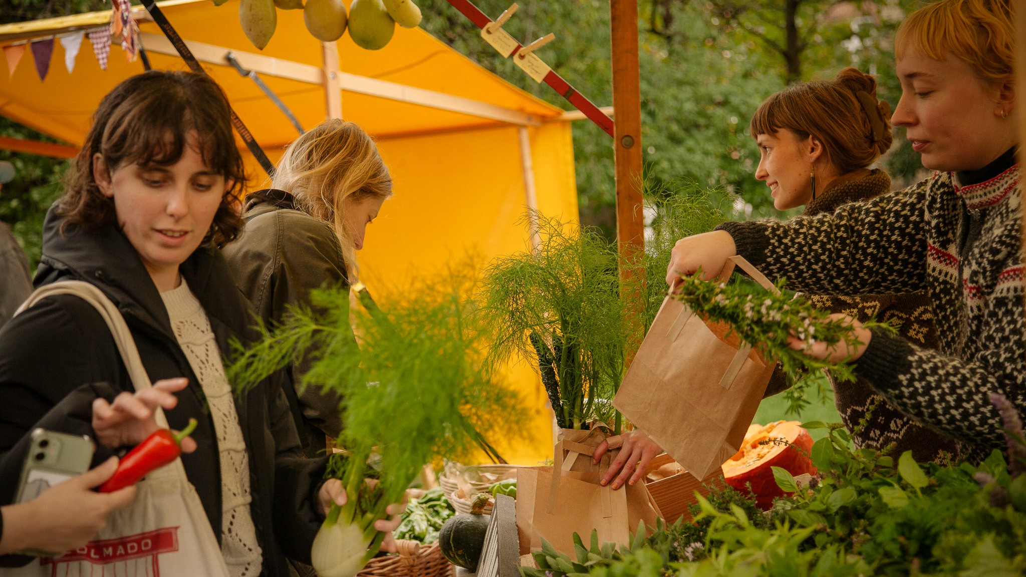Salg af grøntsager på Grønt Marked