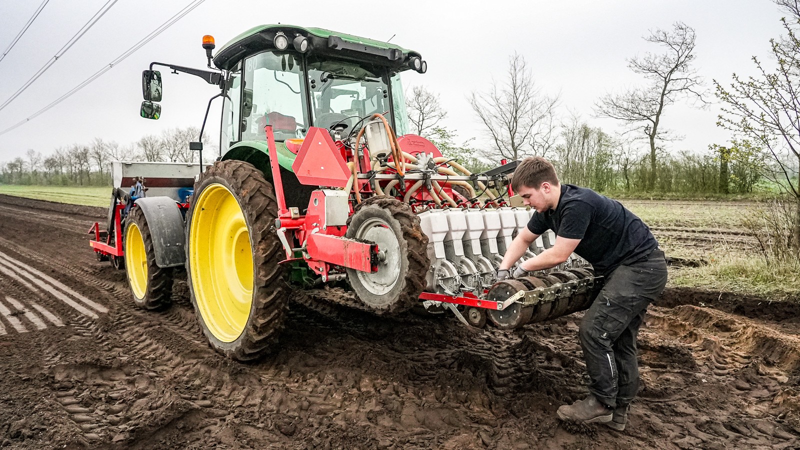 En mand gør en traktor klar til markkørsel