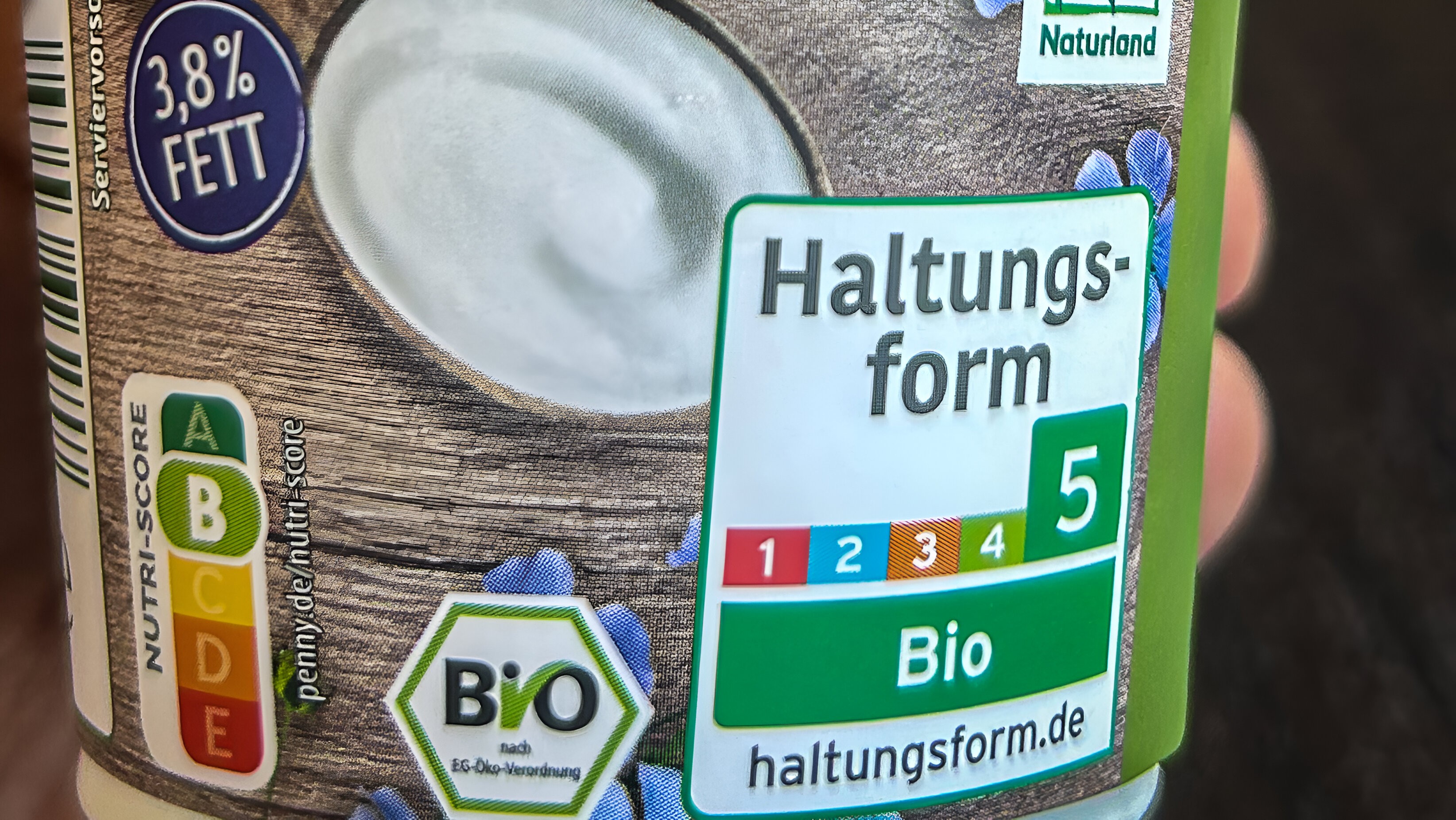 Dette yoghurtbæger var forsynet med ikke færre end seks mærker: Tre mærker, der oplyser, at det er et øko-produkt, en skalabjælke (Nutri-score), der illustrerer den ernæringsmæssige værdi, en anden skalabjælke der illustrerer dyrevelfærd, og dertil et mærke, der siger noget om værdi til prisen