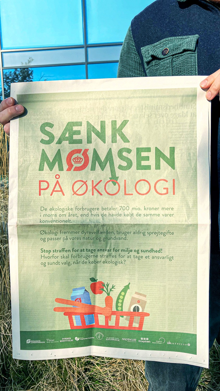 Annonceteksten lyder: De økologiske forbrugere betaler 700 mio. kroner mere i moms om året, end hvis de havde købt de samme varer konventionelt. Økologi fremmer dyrevelfærden, bruger aldrig sprøjtegifte og passer på vores natur og grundvand. Stop straffen for at tage ansvar for miljø og sundhed! Hvorfor skal forbrugerne straffes for at tage et ansvarligt og sundt valg, når de køber økologisk?