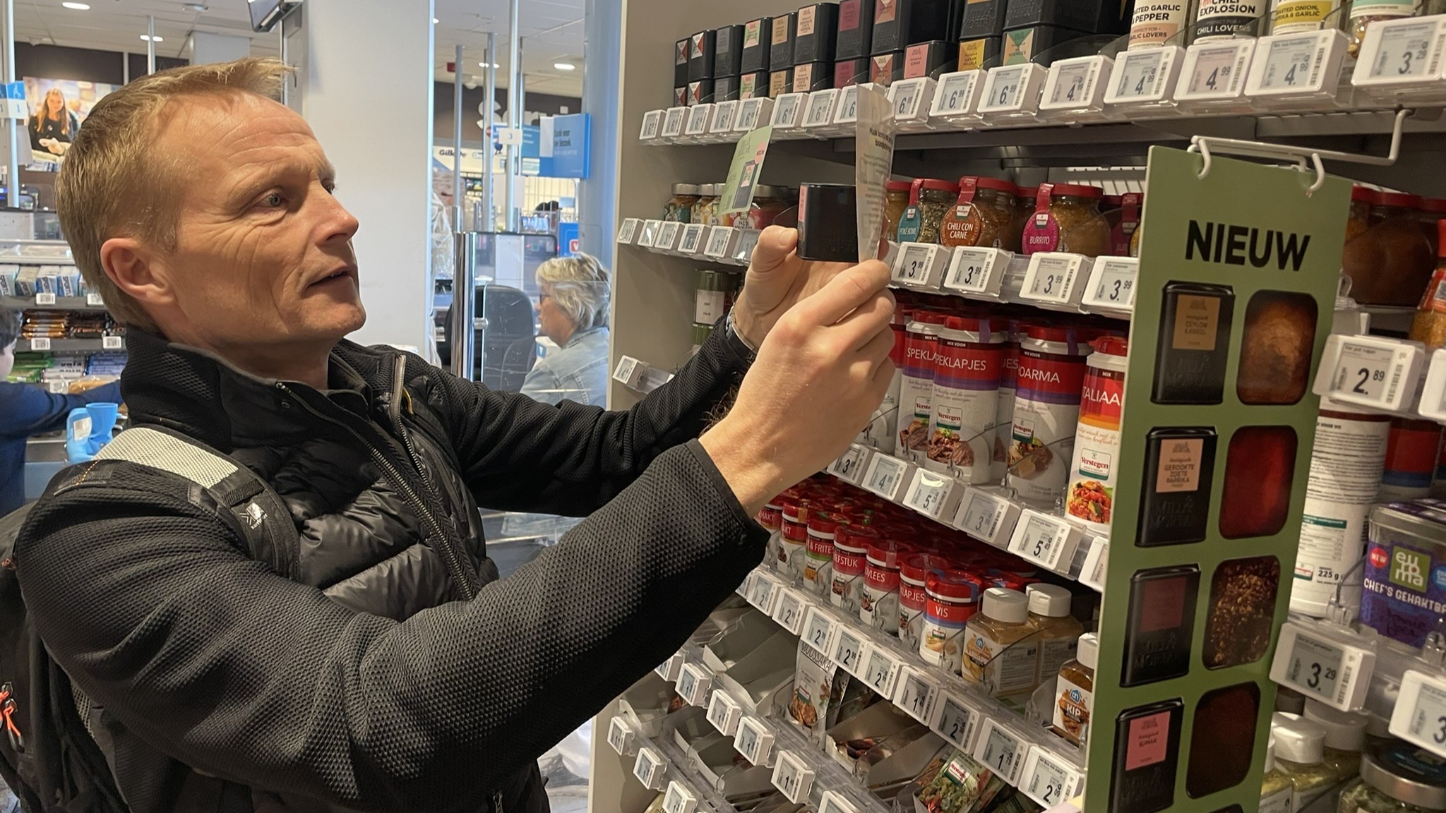 Dennis Hvam, international markedschef i Økologisk Landsforening, har netop været på besøg i Holland, hvor han bl.a. besøgte Albert Heijn-kædens hylder med krydderier