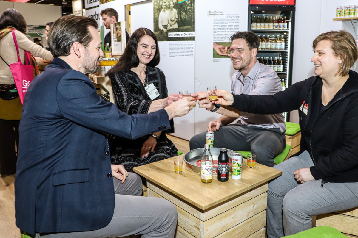 Fire personer, heriblandt to fra Solhjulet, skåler før prøvesmagning af et nyt produkt