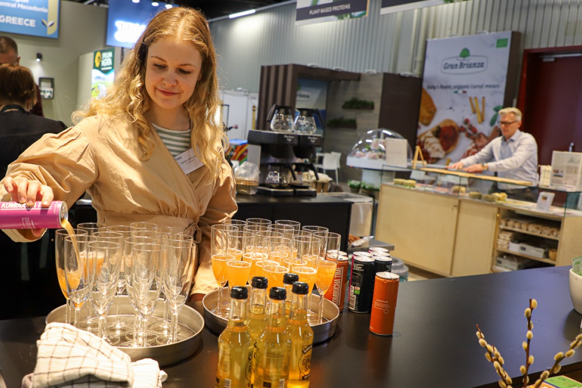 En kvinde hælder drikkevarer op i champagneglas