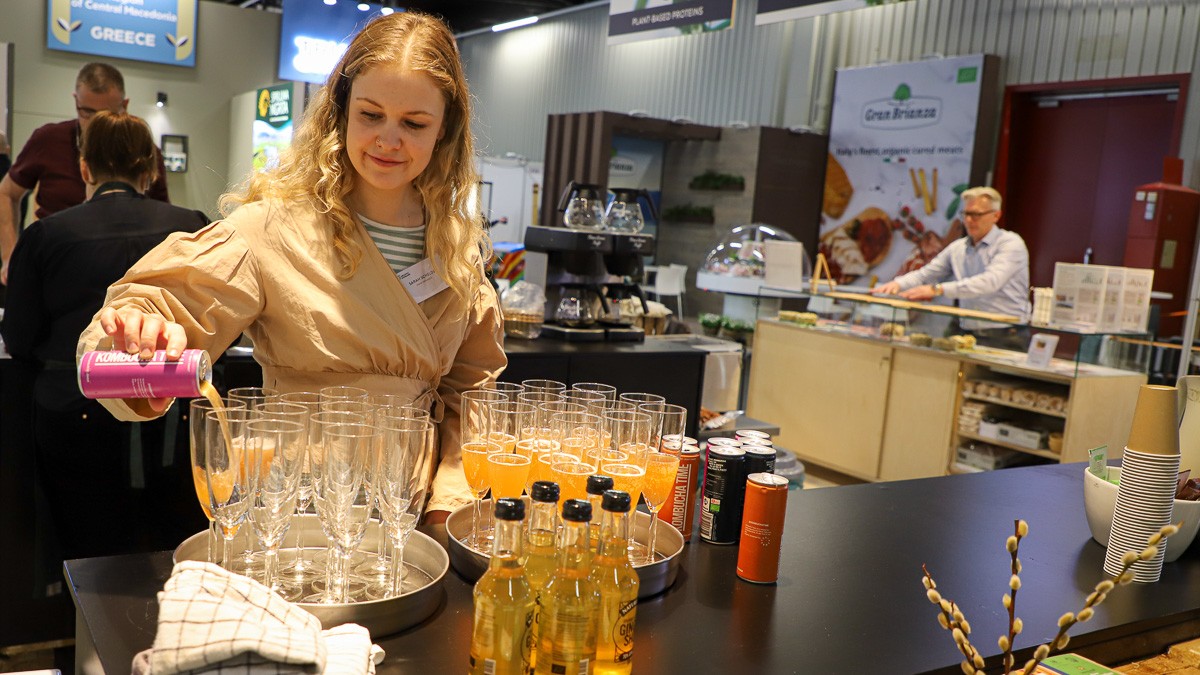 En kvinde hælder drikkevarer op i champagneglas