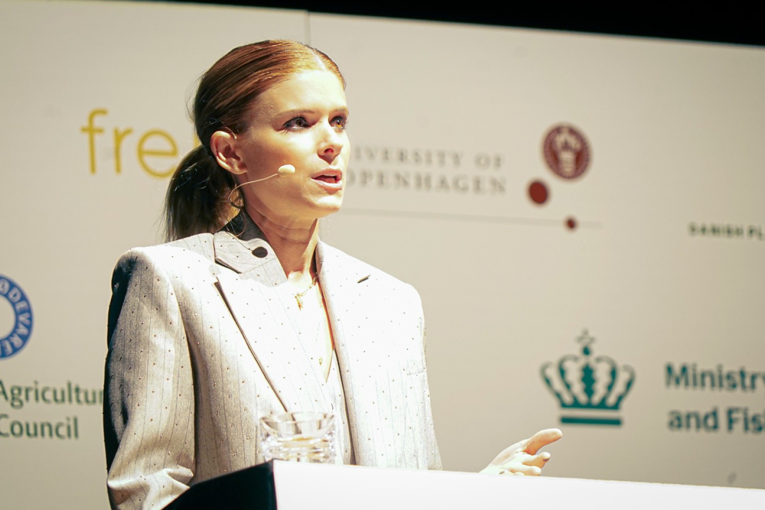 Kate Mara står på podiet og taler