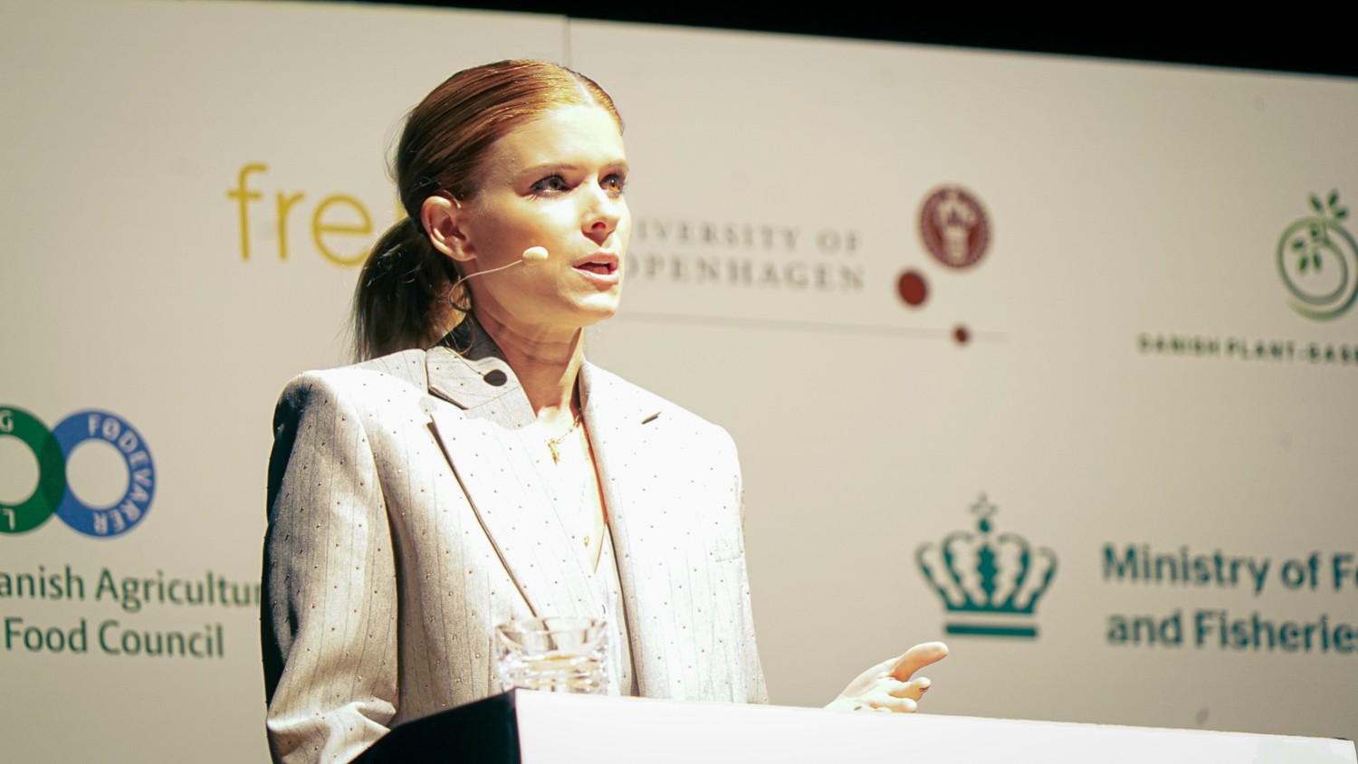 Kate Mara står på podiet og taler