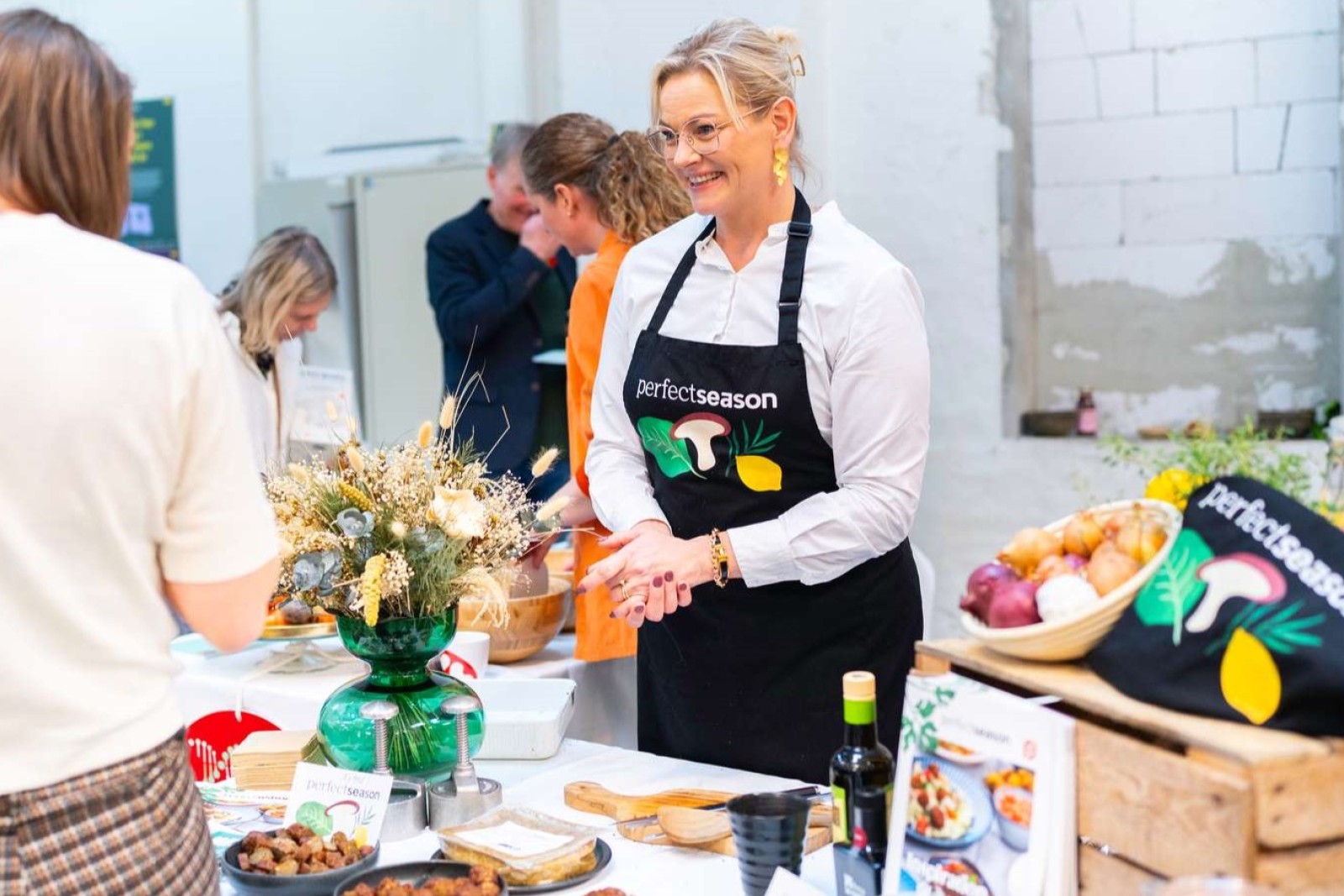 Folk prøvesmager mad ved en stand hos Perfect Season