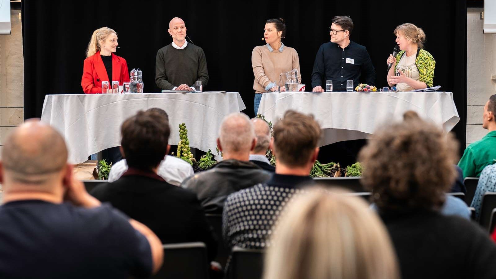 Folketingspolitikerne (fra venstre) Zenia Stampe (RV), Carsten Bach (LA), Franciska Rosenkilde (ALT) og Claus Jørgensen (SF) diskuterede bl.a. finansiering af Det Økologiske Spisemærke, mens Trine Krebs (yderst t.h.) var moderator