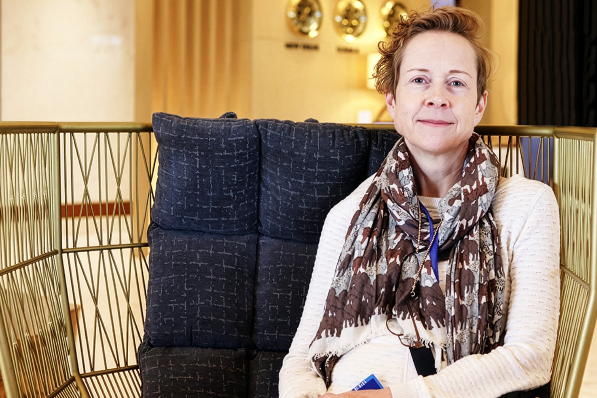 Fiona Hay sidder i en stol og smiler til kameraet
