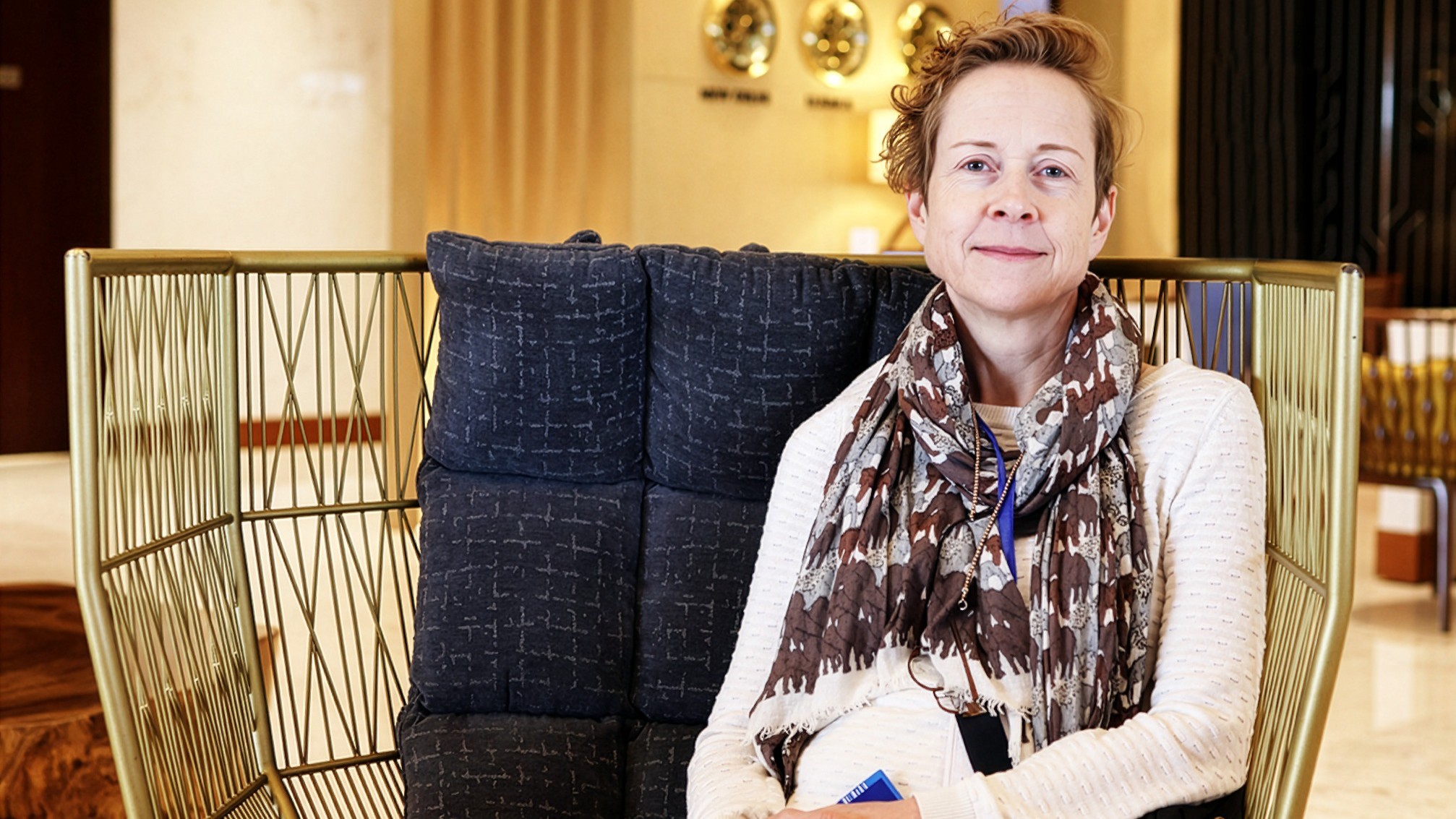 Fiona Hay sidder i en stol og smiler til kameraet