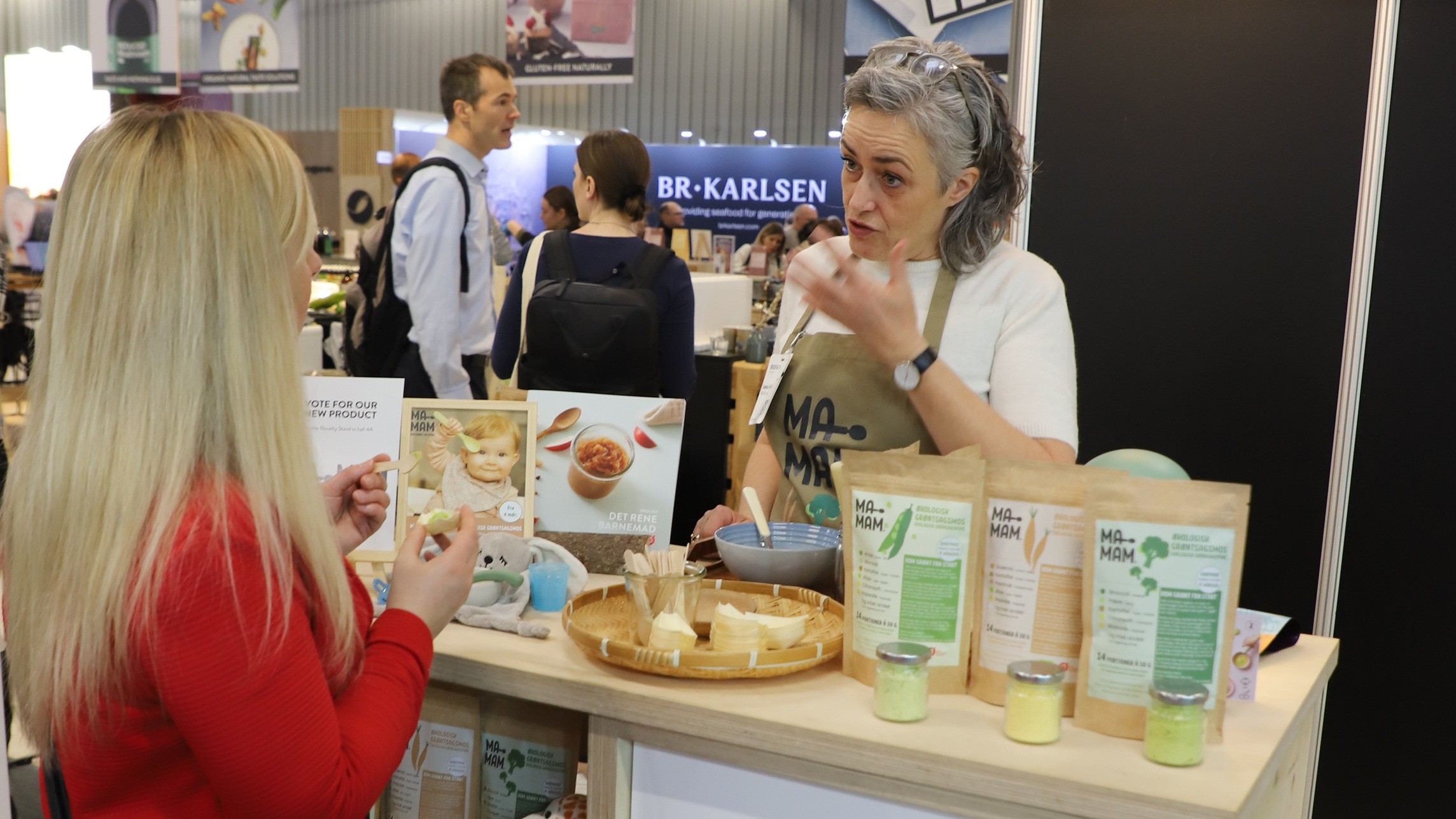 Louise Brandt snakker med kunde på standen