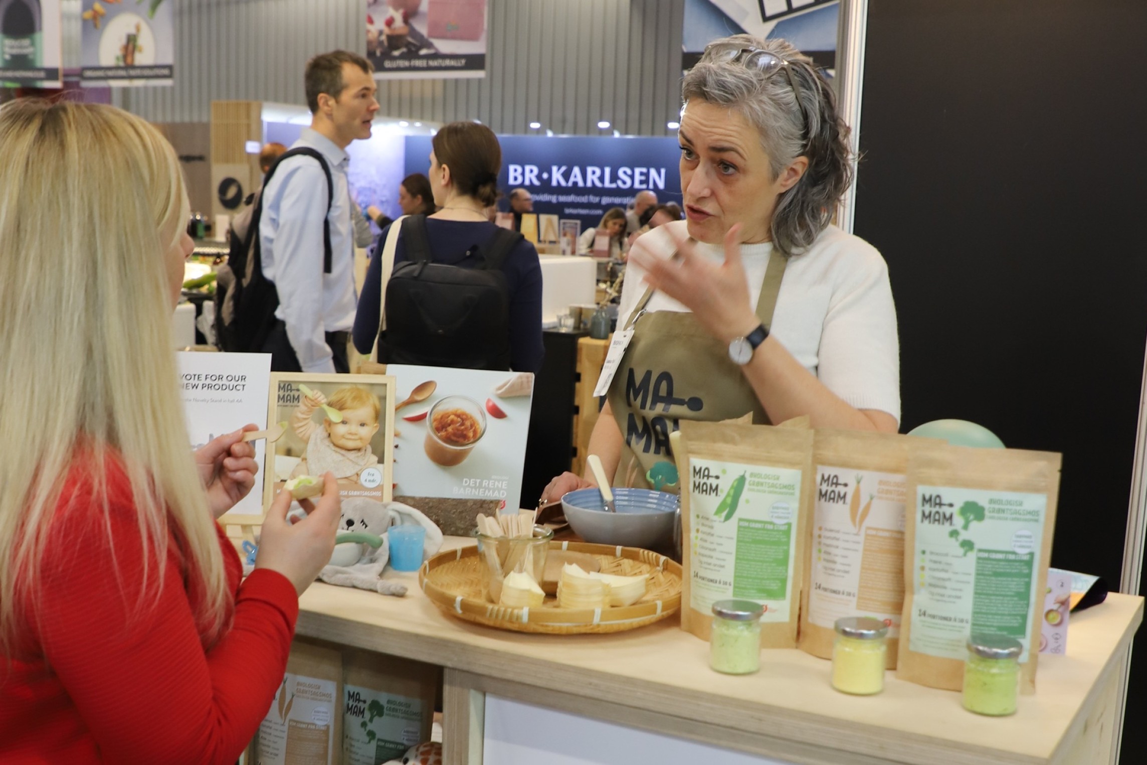 Louise Brandt snakker med kunde på standen