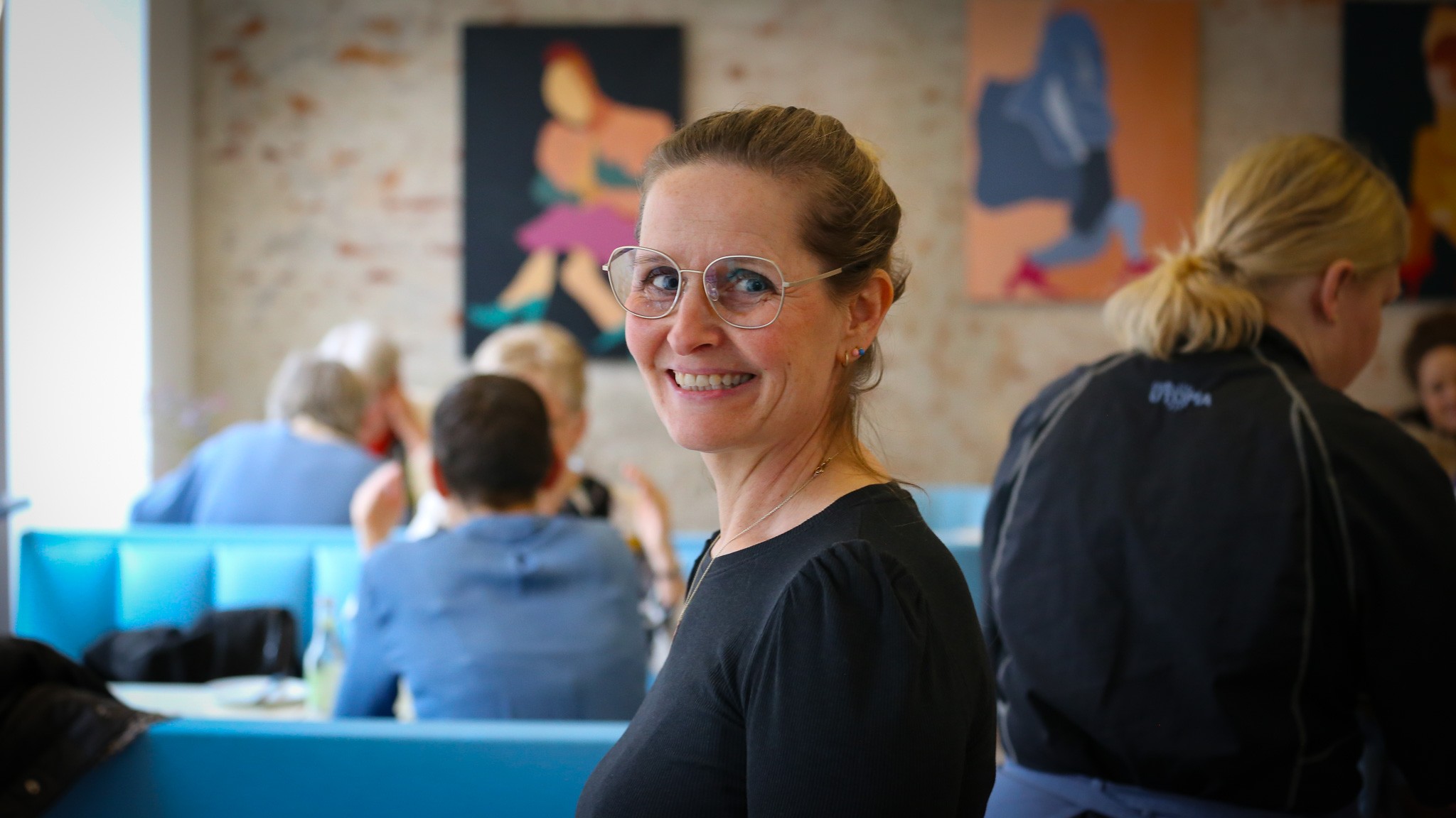 Mette blandt gæsterne på Cafe Utopia i Holstebro