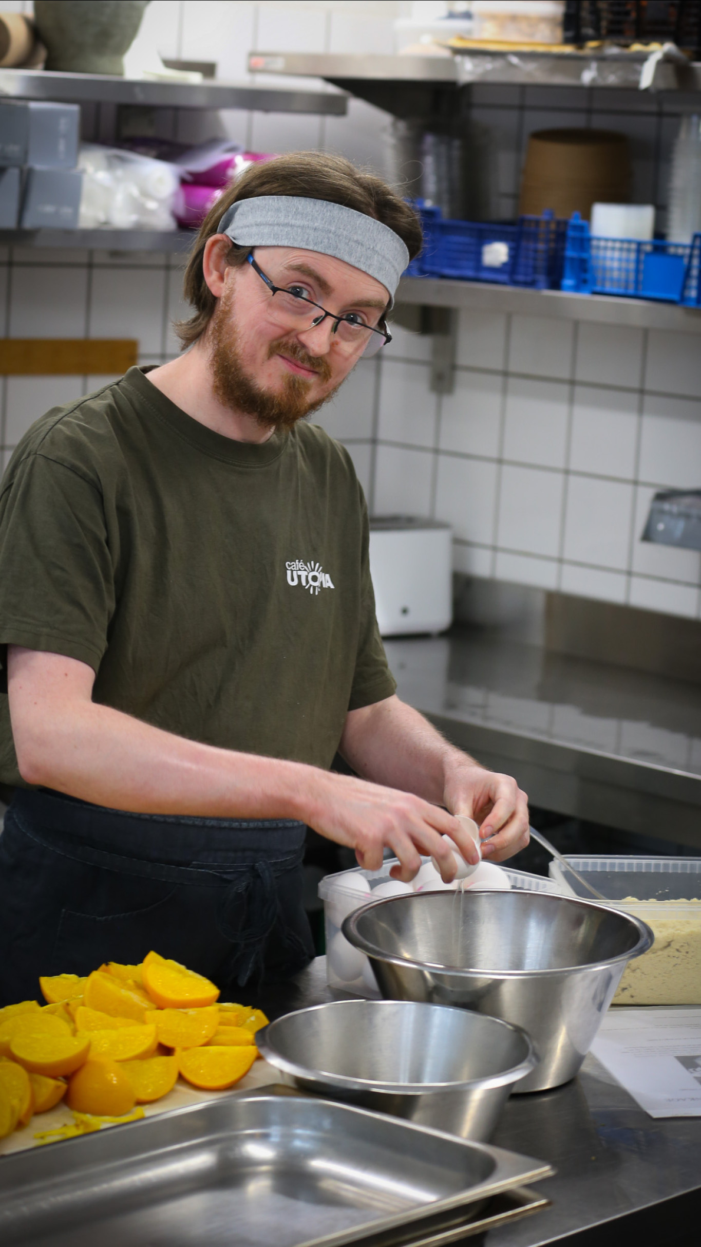 Jesper Toft Svendsen har snart 10 års jubilæum på Cafe Utopia, hvor han trods diagnosen aspergers arbejder som køkkenmedarbejder