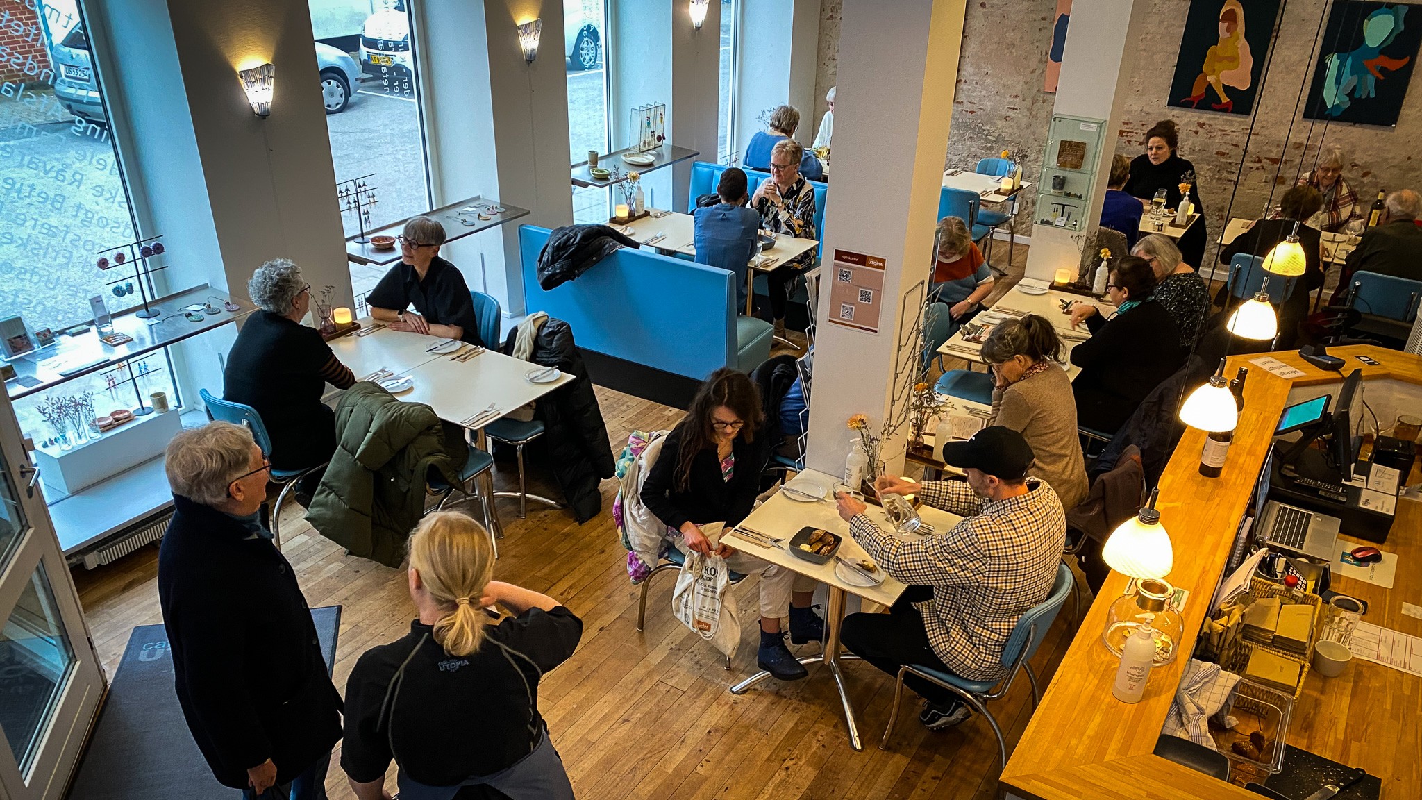Cafe Utopia holder normalt kun åbent om dagen af hensyn til medarbejderne. Der er stort set altid fuldt booket