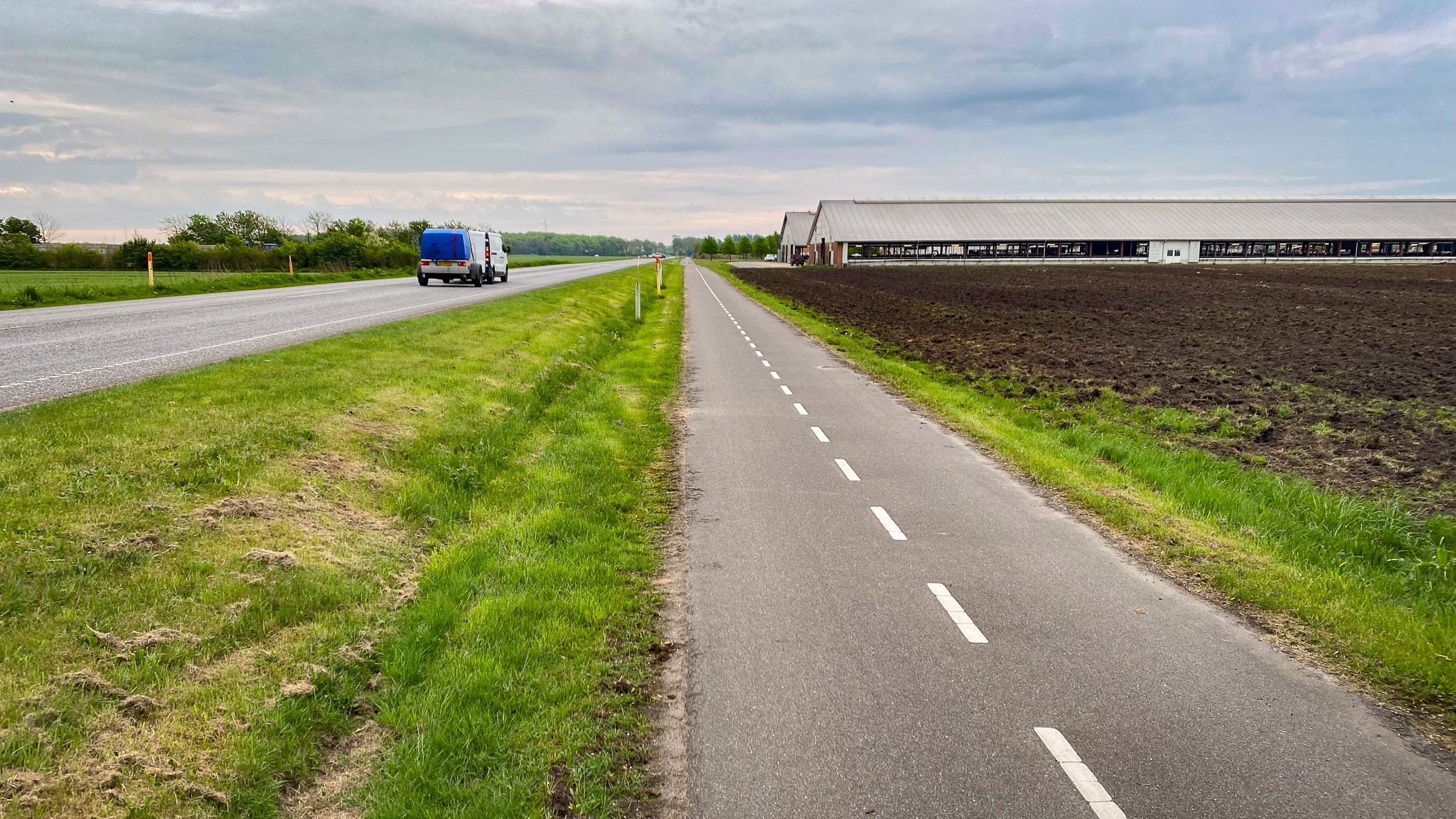 Landmand slår selv vejrabatterne her ved en stor går udenfor byen Frederiks
