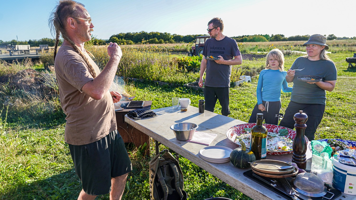 Lav mad fra bunden og gør madlavningen til en leg, lyder budskabet fra Nikolaj Kirk, som denne dag laver mad på Seerupgaard, som drives af Marc og Neel Seerup