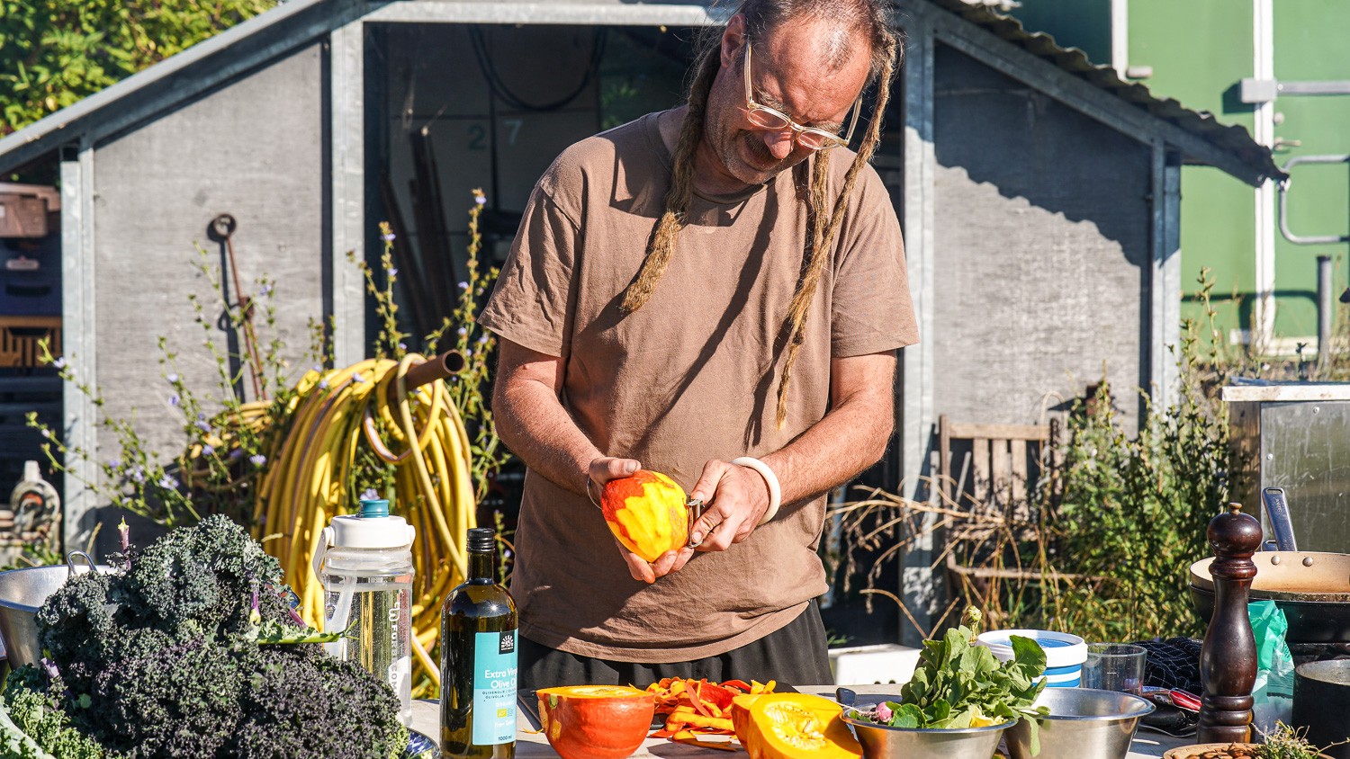 Nikolaj Kirk står ved et bord og skærer græskar på Seerupgaard