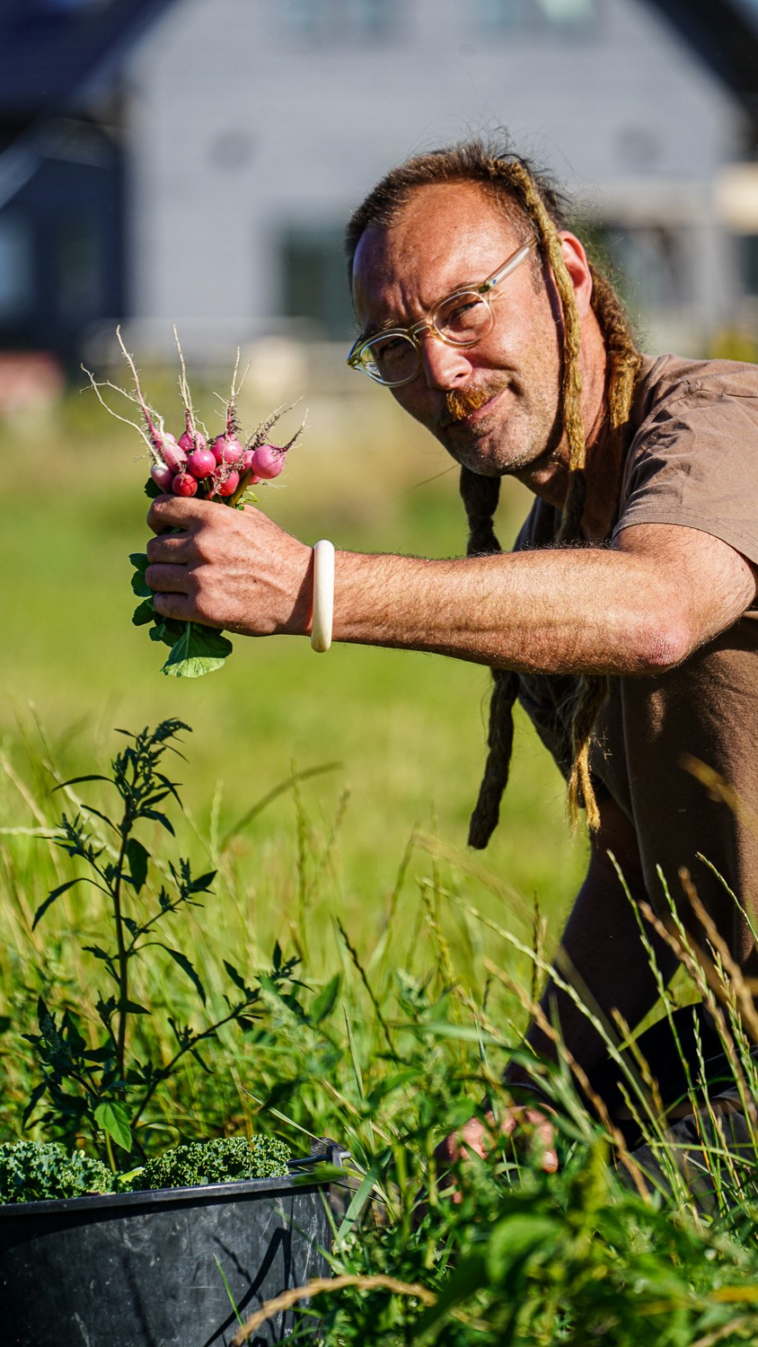 Nikolaj Kirk prioriterer de økologiske råvarer; for ham er økologi en forudsætning for et sundt og kvalitetsbevidst køkken