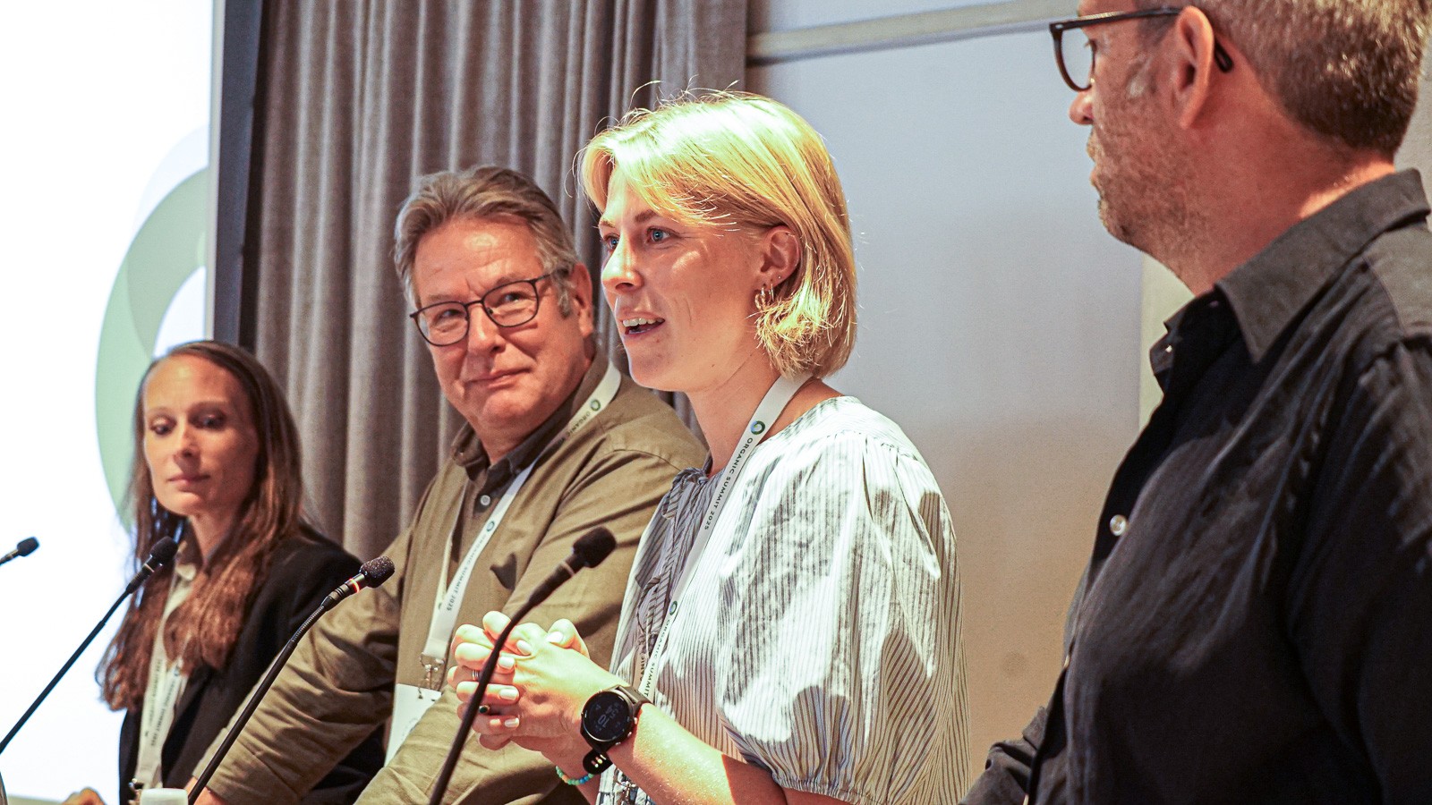 Fra venstre ses Kristine Pilgaard, kommcerciel direktør i Meny, Leif Jørgensen, adm. direktør i Naturmælk, Imre ter Hedde, bæredygtighedsindkøber, Lidl Nederland, og Jerome Cinel, direktør for Interbio Nouvell Aquitaine