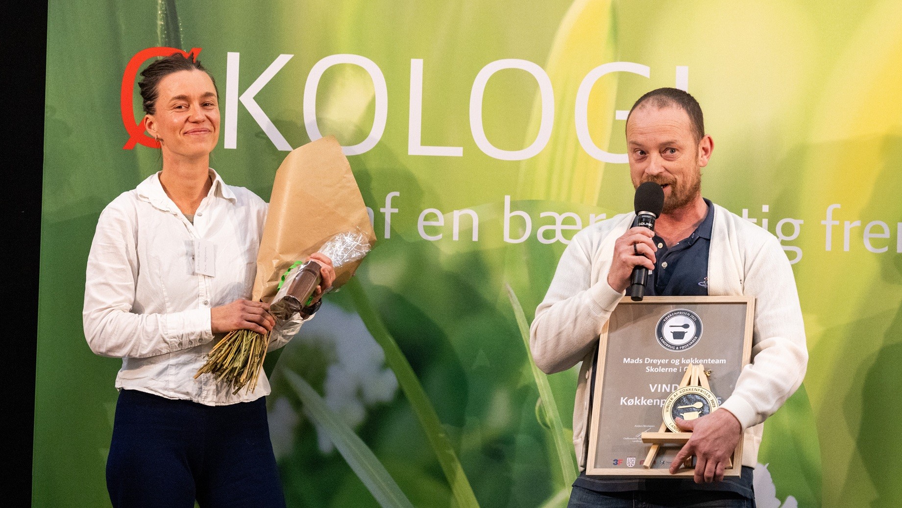 Katrine Friis og Mads Dreyer fra skolerne i Oure modtager Køkkenprisen