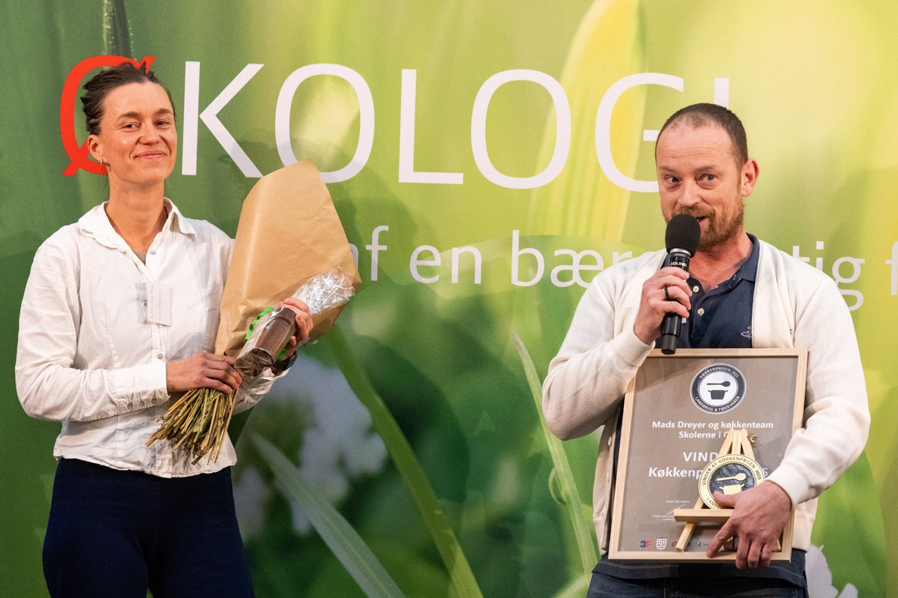 Katrine Friis og Mads Dreyer fra skolerne i Oure modtager Køkkenprisen